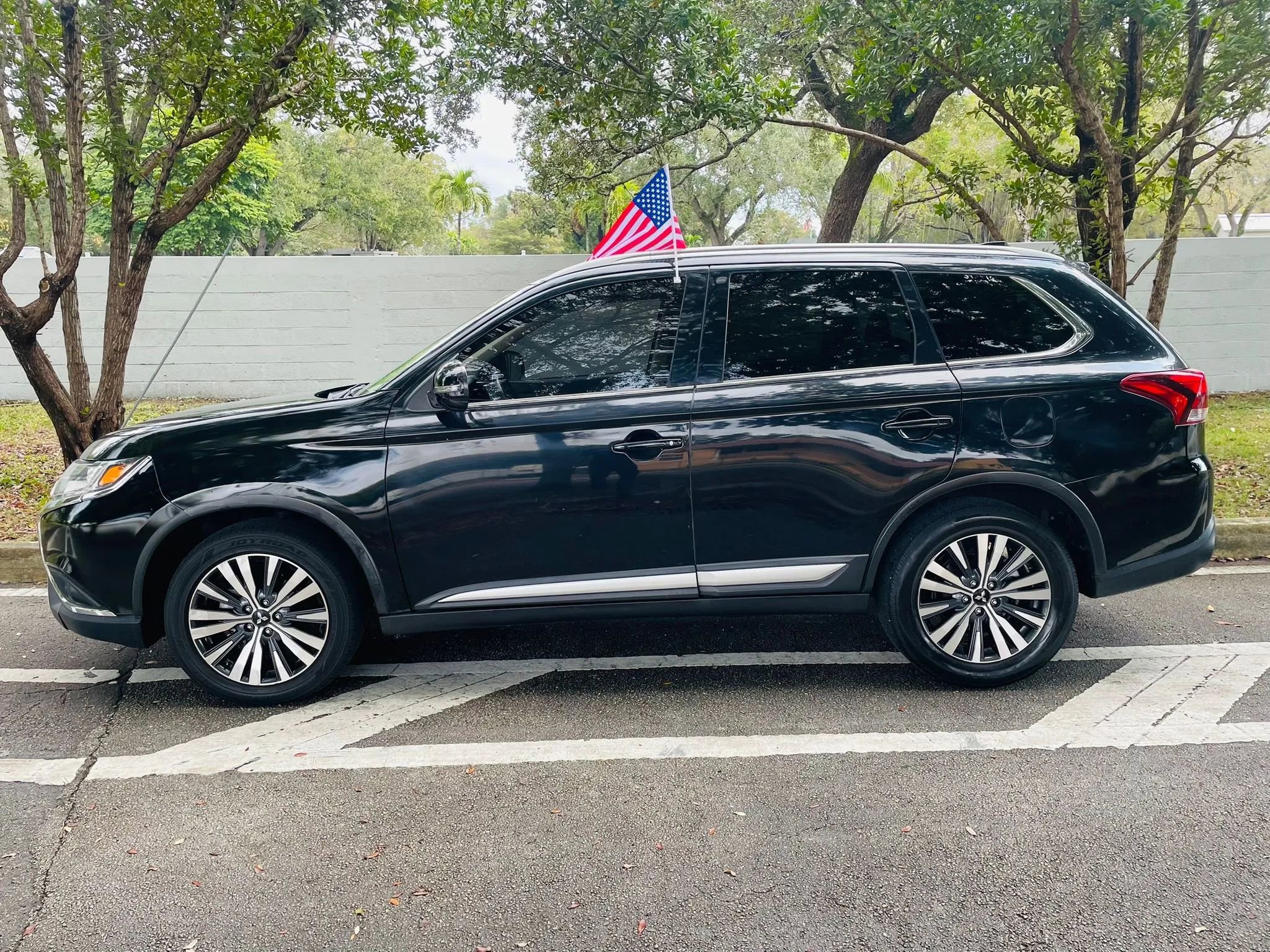 Used 2020 Mitsubishi Outlander SEL FWD image 2