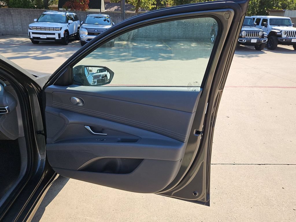 Used 2025 Hyundai Elantra SEL FWD image 33