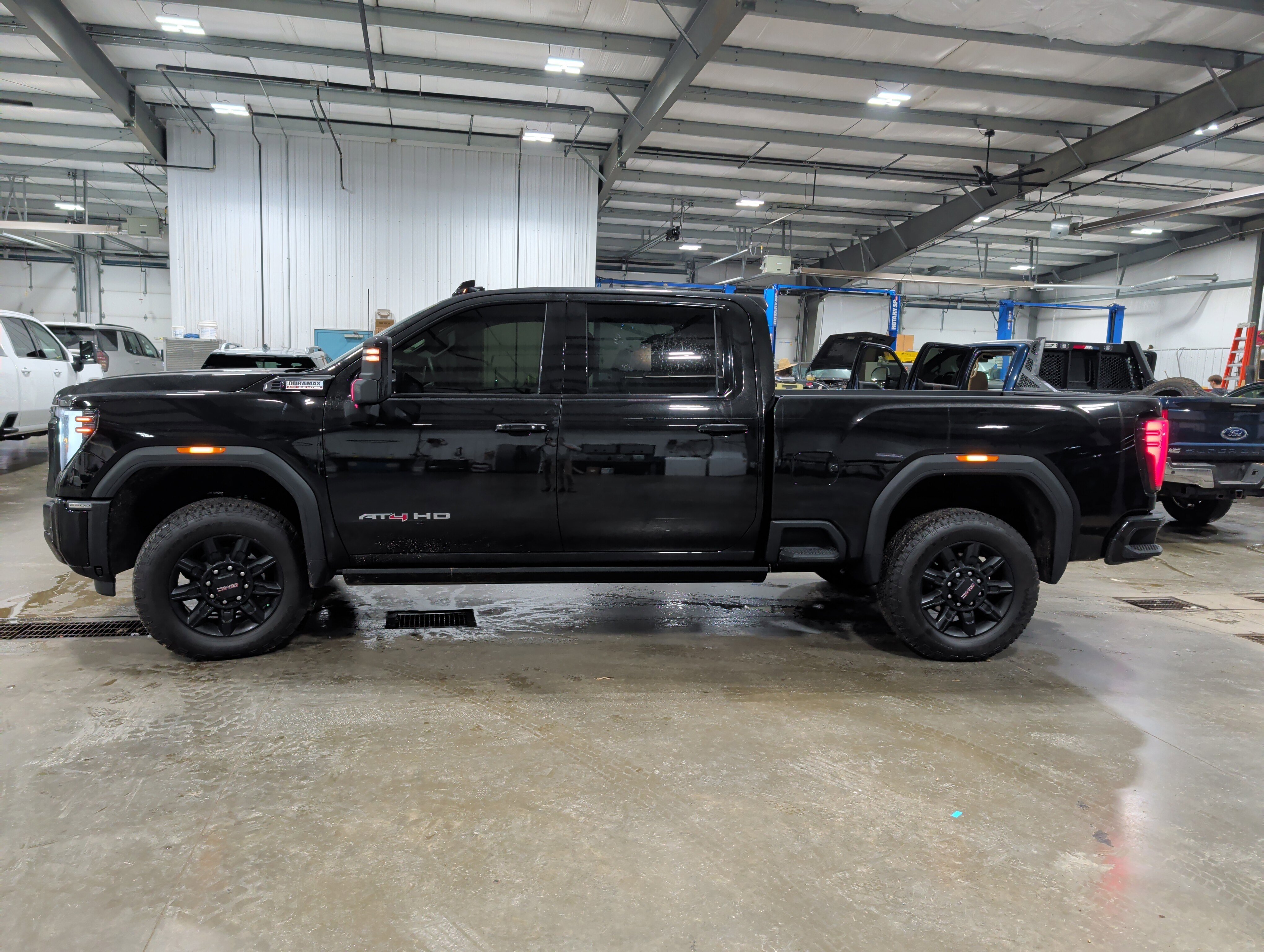 Used 2025 GMC Sierra 2500 AT4 image 5