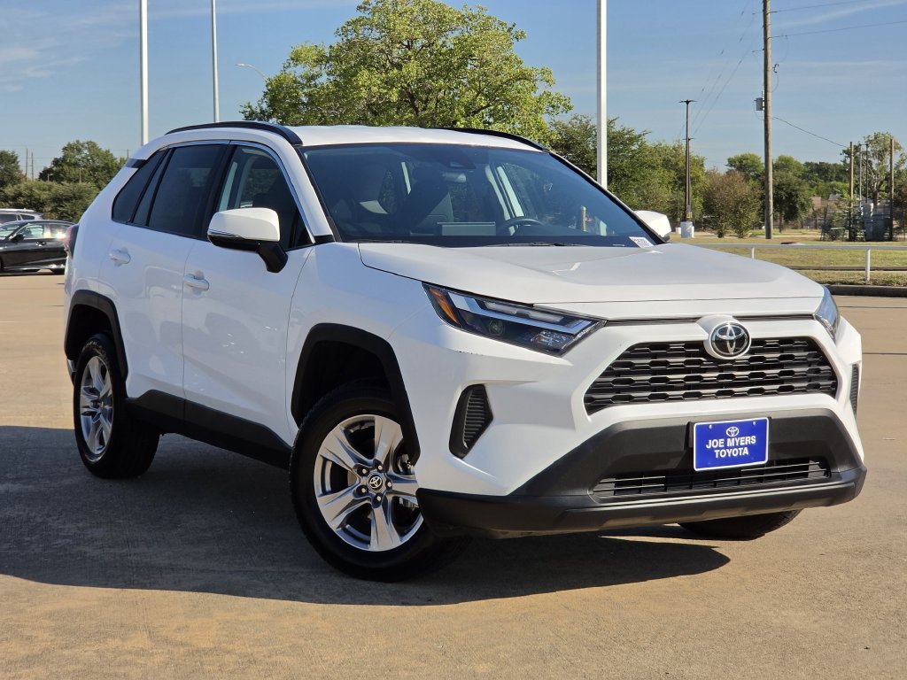Used 2025 Toyota RAV4 XLE FWD image 2
