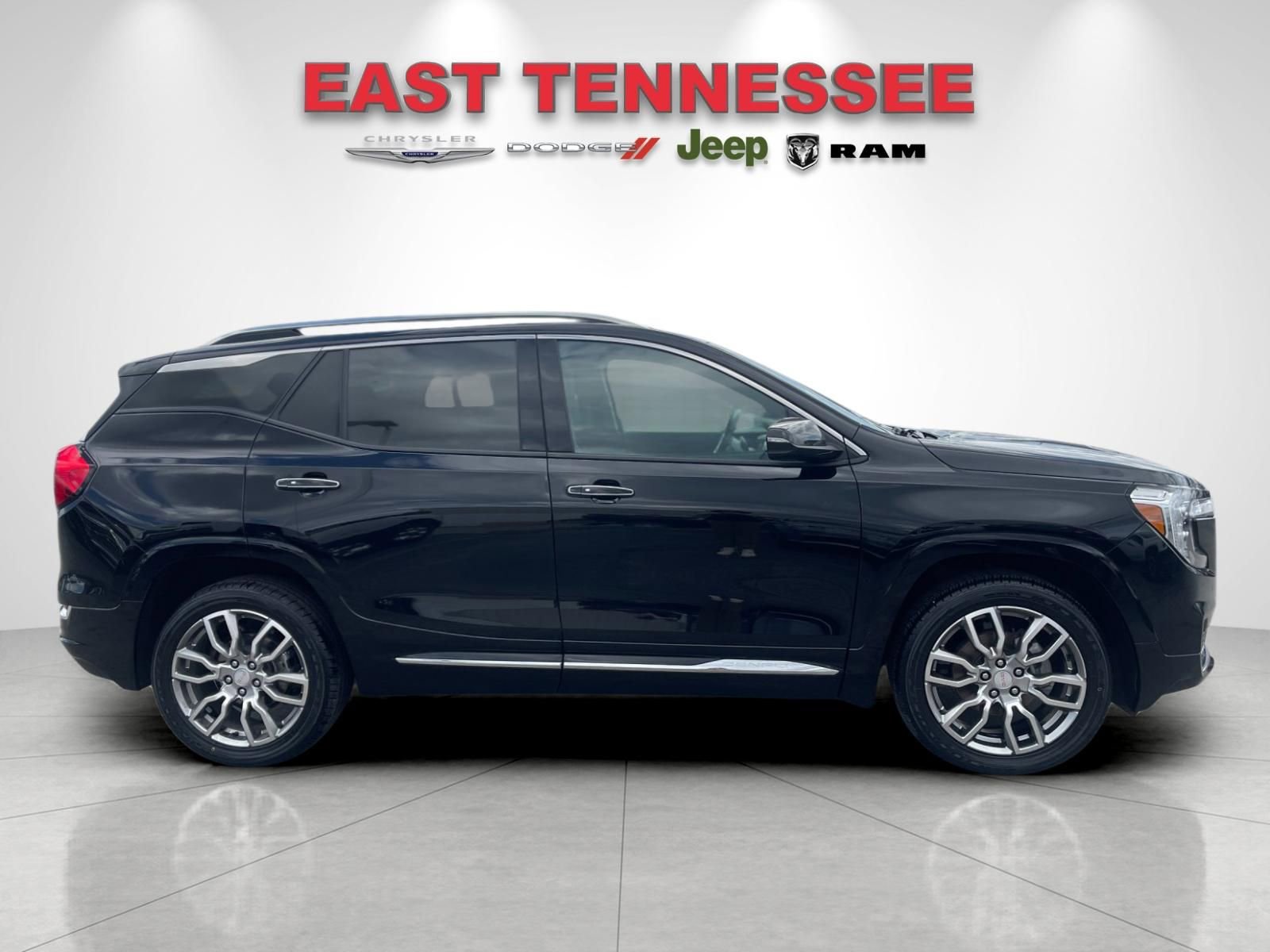 Used 2023 GMC Terrain Denali image 2