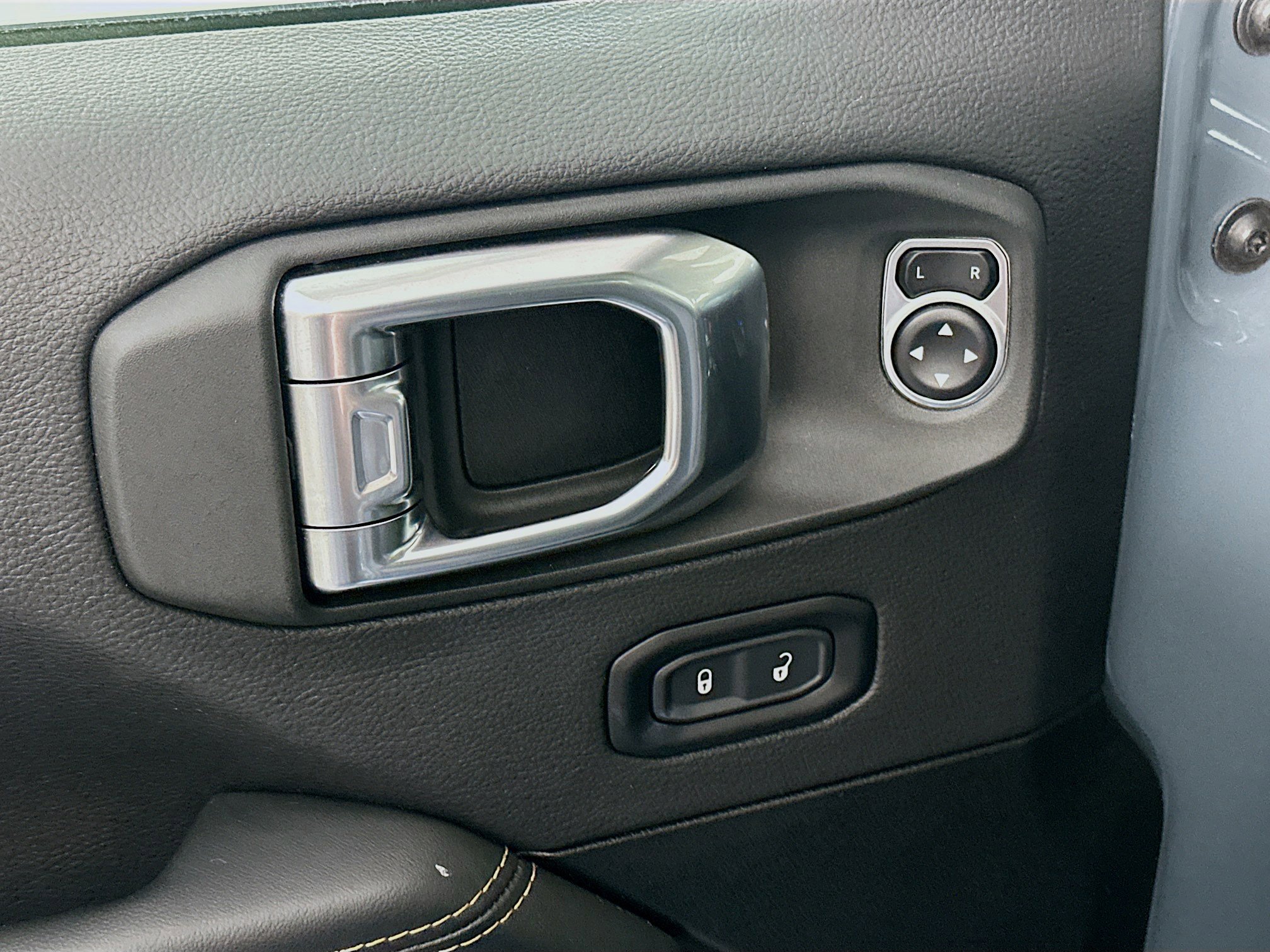 Used 2025 Jeep Wrangler Sahara image 15