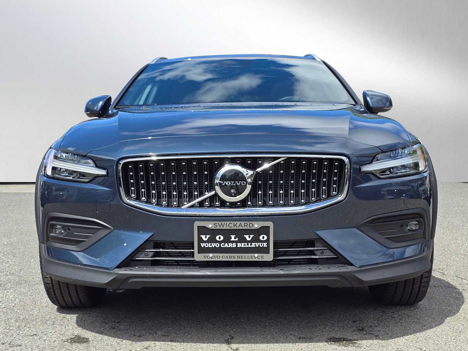 New 2026 Volvo V60 B5 Cross Country Plus w/ Protection Package Premier AWD/4WD image 8