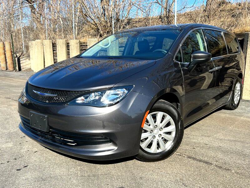 Used 2020 Chrysler Voyager L image 6