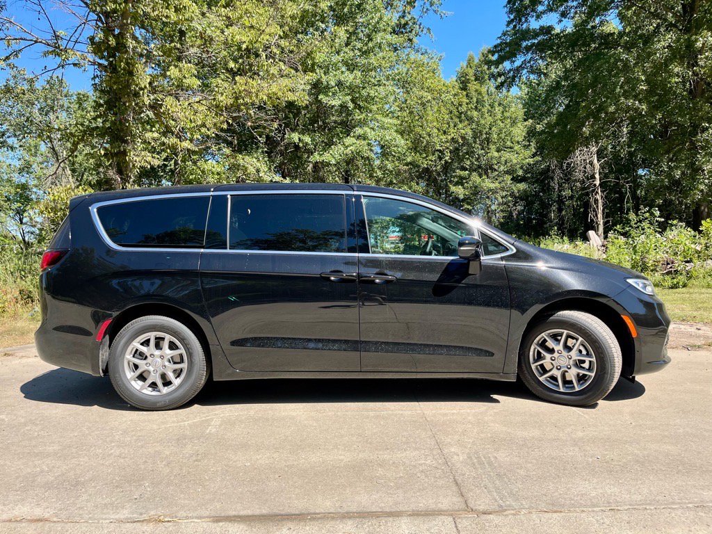 New 2026 Chrysler Pacifica Select image 5