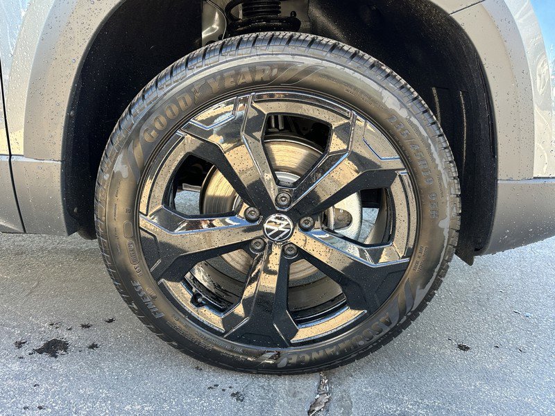 New 2025 Volkswagen Taos SEL image 5