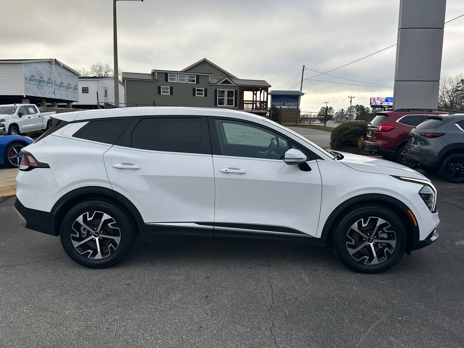 Used 2025 Kia Sportage EX image 2