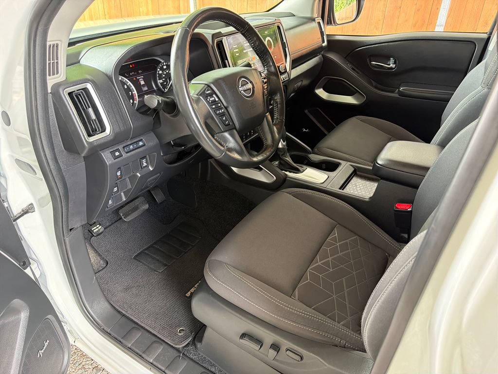 Used 2025 Nissan Frontier SV w/ SV Convenience Package RWD image 2