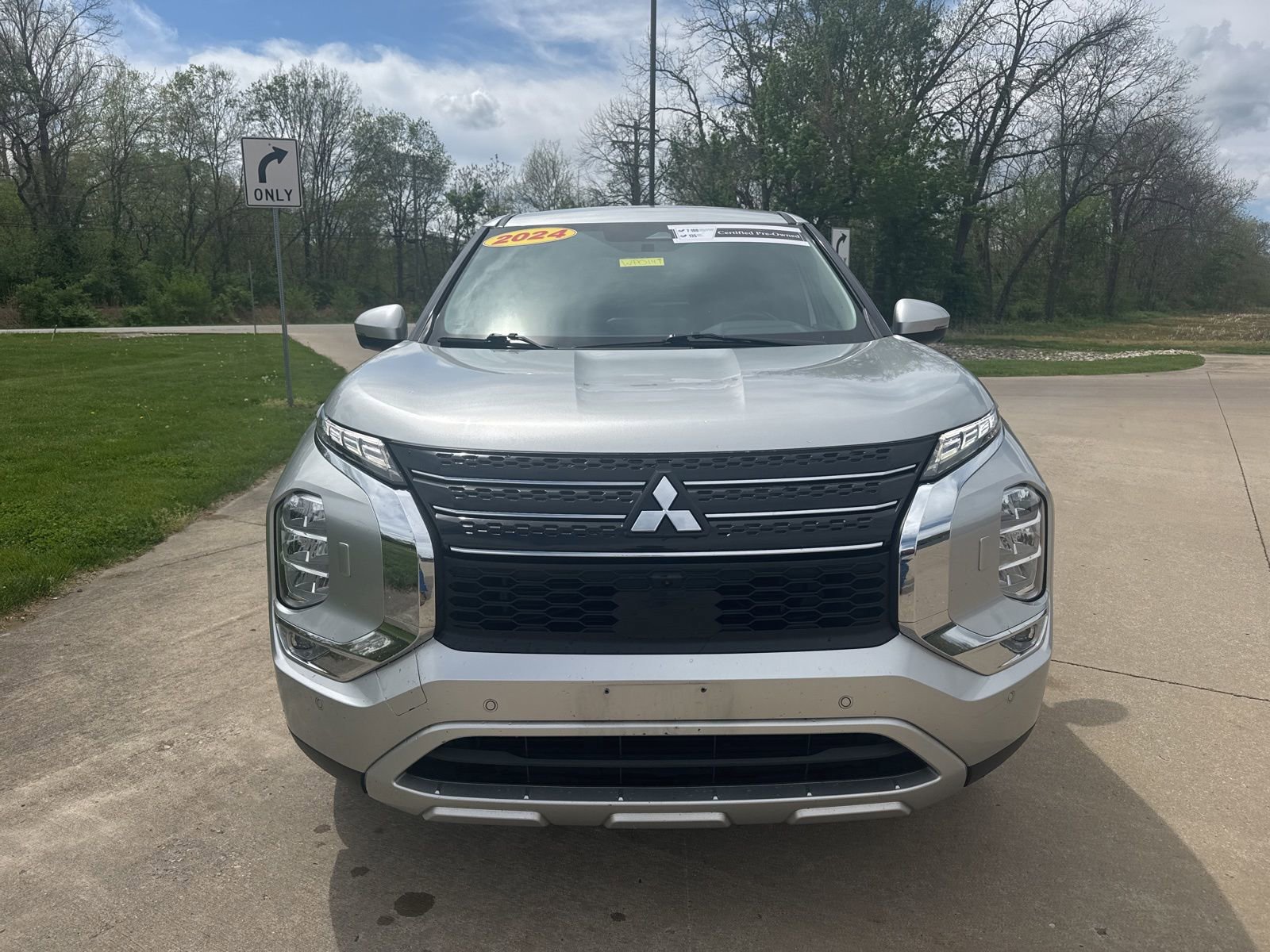 Used 2024 Mitsubishi Outlander SE AWD/4WD image 2
