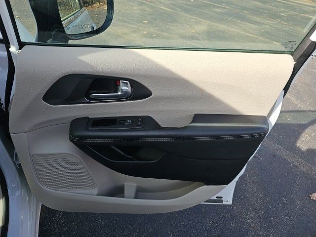 Used 2024 Chrysler Pacifica Select image 15