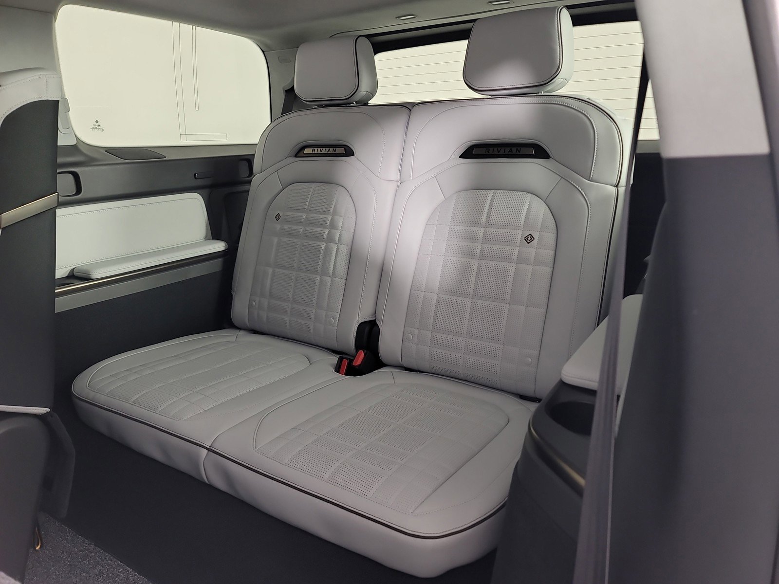 Used 2025 Rivian R1S Premium image 22