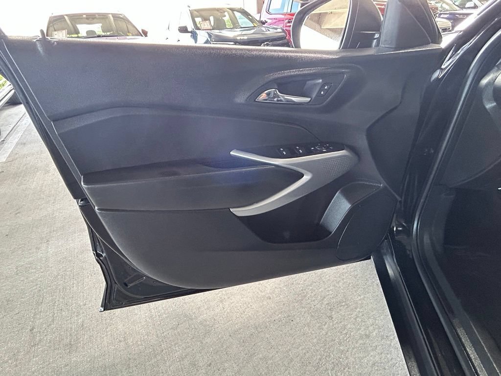 Used 2025 Chevrolet Trax LS FWD image 25