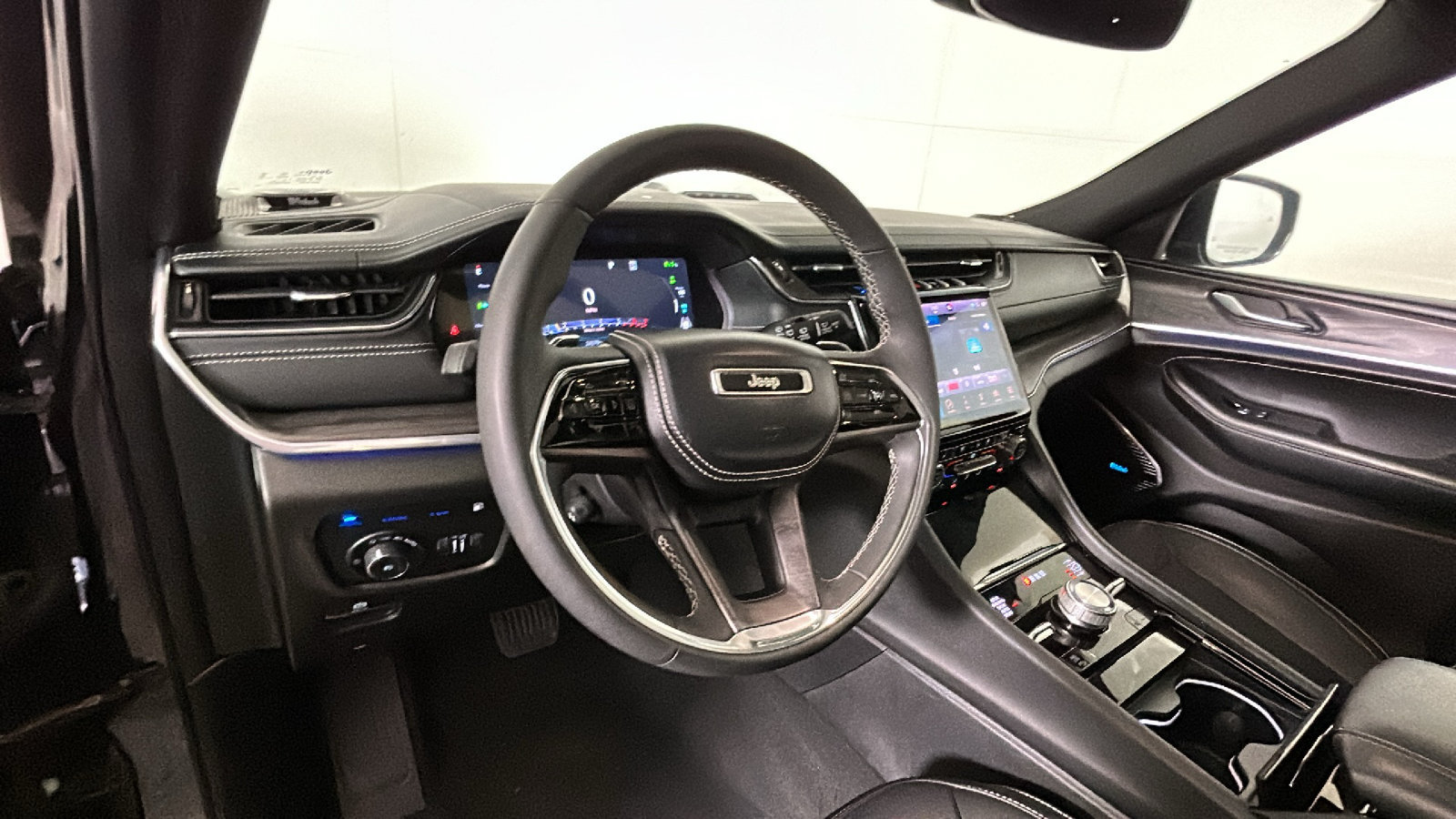 Used 2023 Jeep Grand Cherokee Overland AWD/4WD image 15
