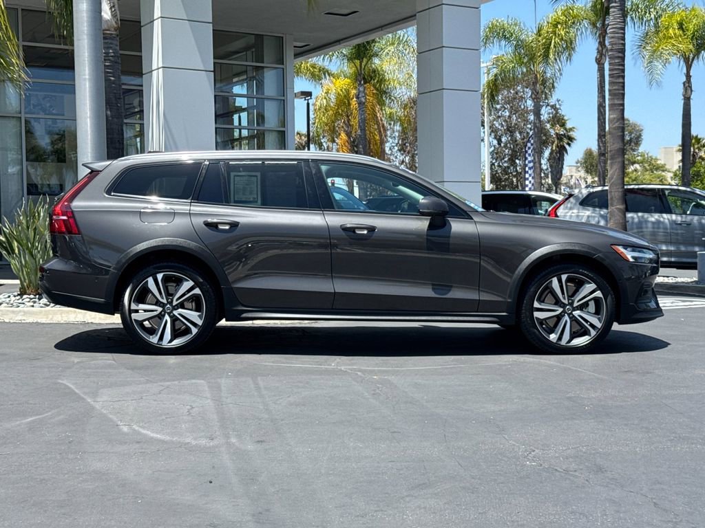 Certified 2025 Volvo V60 B5 Cross Country Plus AWD/4WD image 6