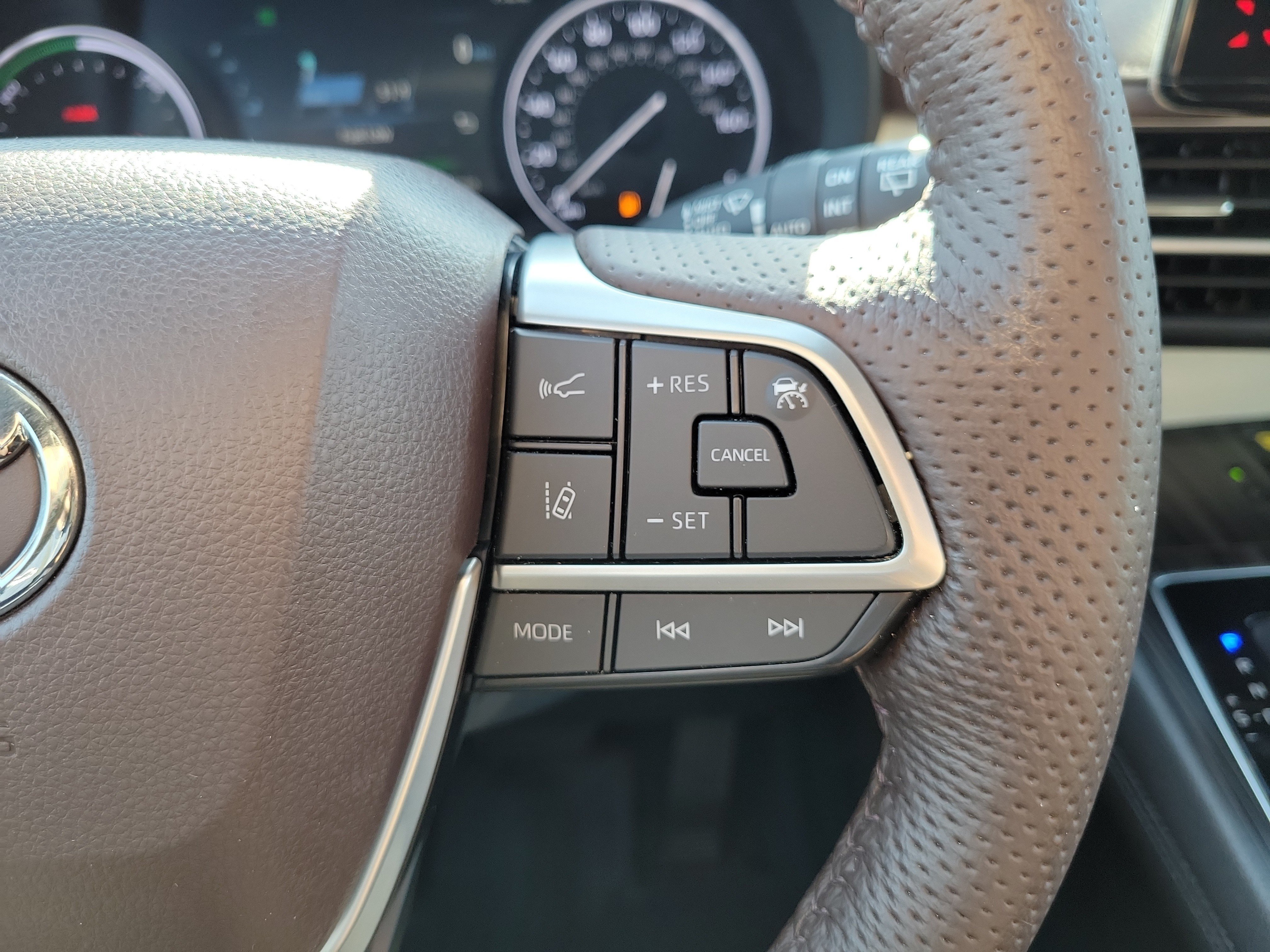 Used 2023 Toyota Sienna Platinum FWD image 31