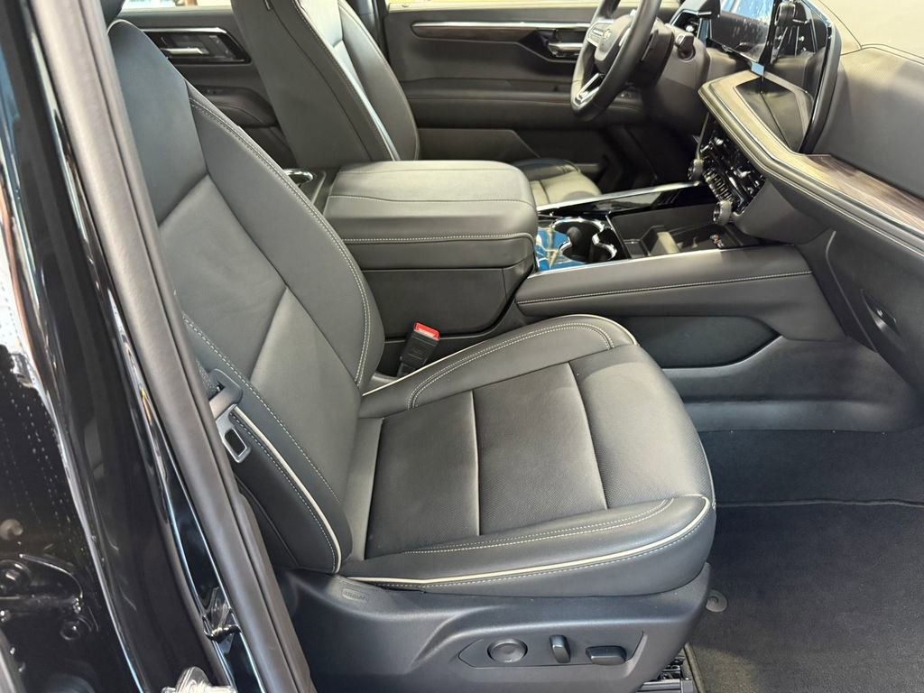 Used 2025 Chevrolet Tahoe Premier AWD/4WD image 2