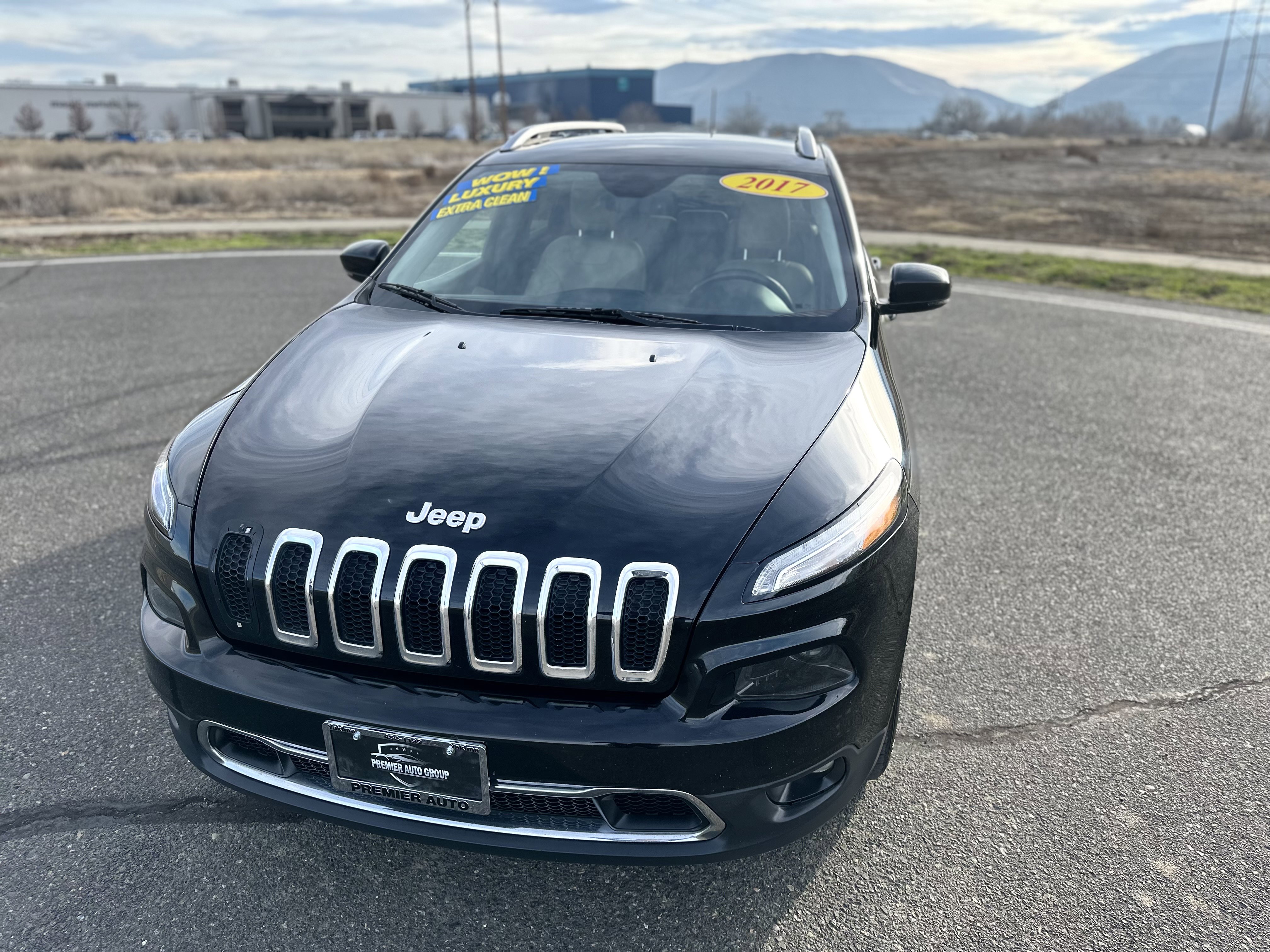 Used 2017 Jeep Cherokee Limited image 4