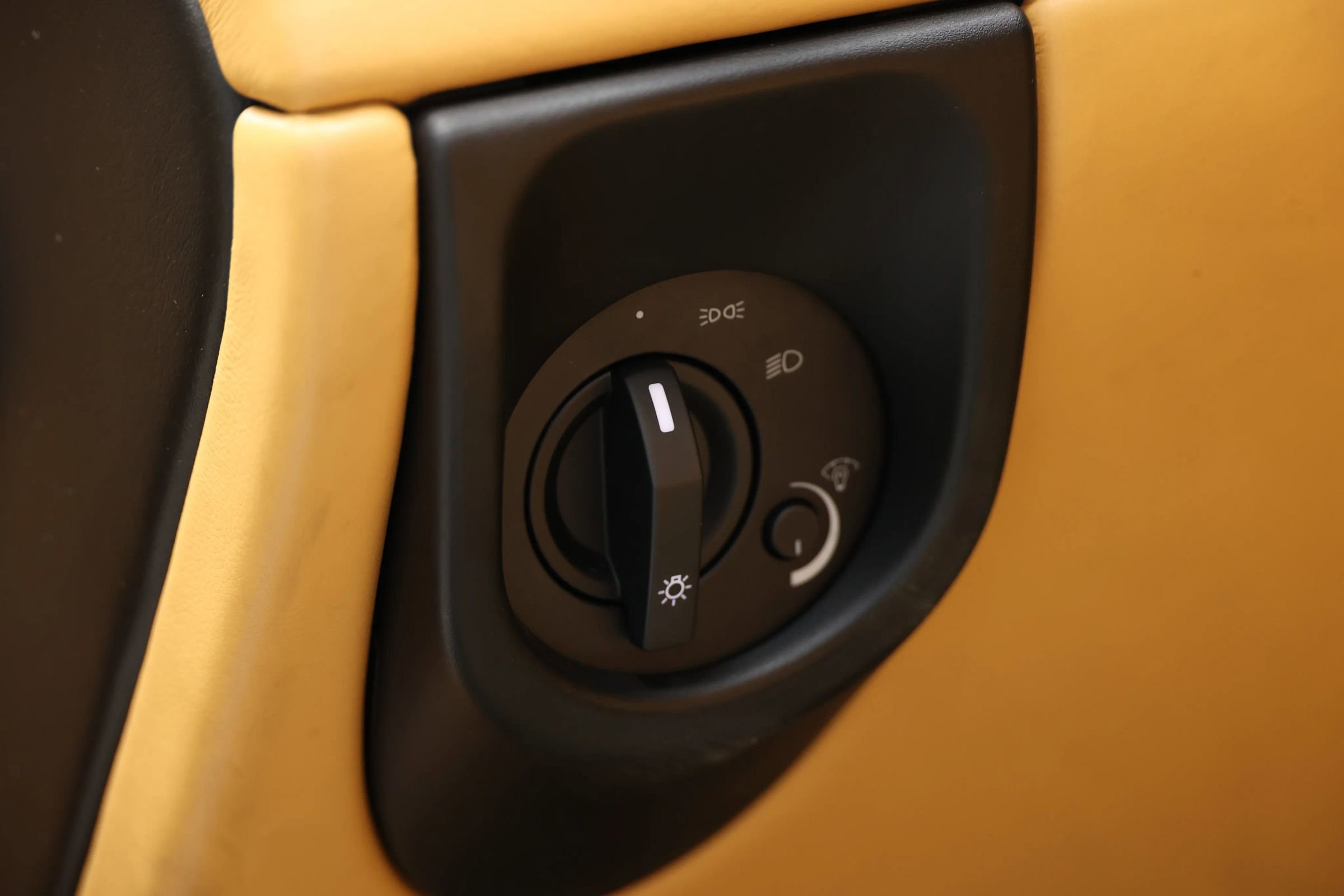 Used 2012 Aston Martin V8 Vantage Roadster image 22