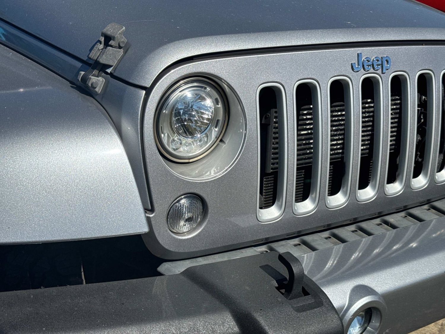 Used 2017 Jeep Wrangler Unlimited Sahara w/ Connectivity Group AWD/4WD image 3