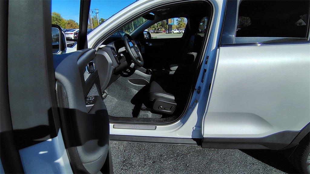 New 2026 Volvo XC40 B5 Core w/ Climate Package image 7