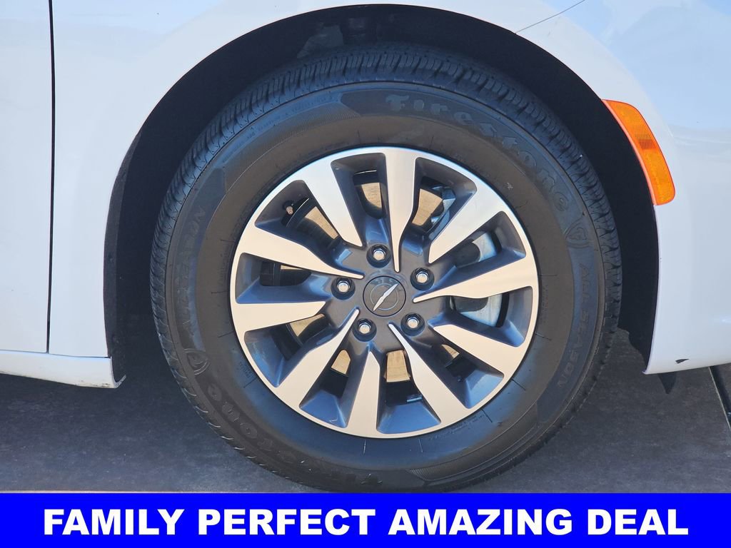 Used 2024 Chrysler Pacifica Select image 41