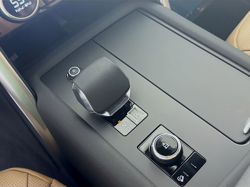 New 2025 Land Rover Discovery Dynamic SE image 16