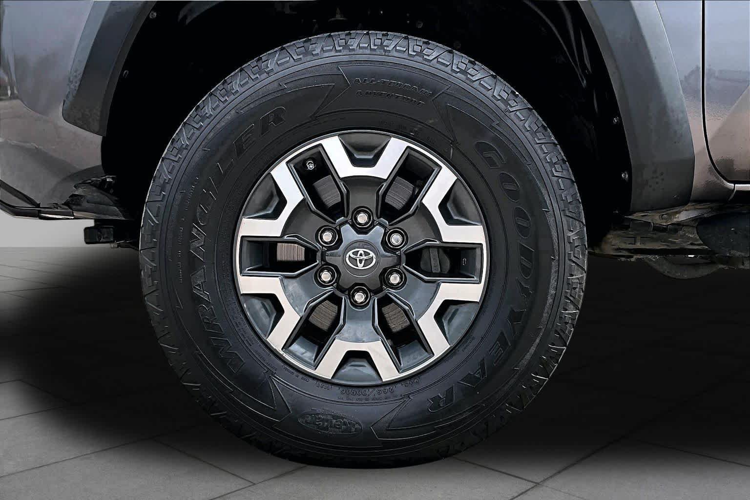 Used 2017 Toyota Tacoma TRD Off-Road w/ Tow Package RWD image 11