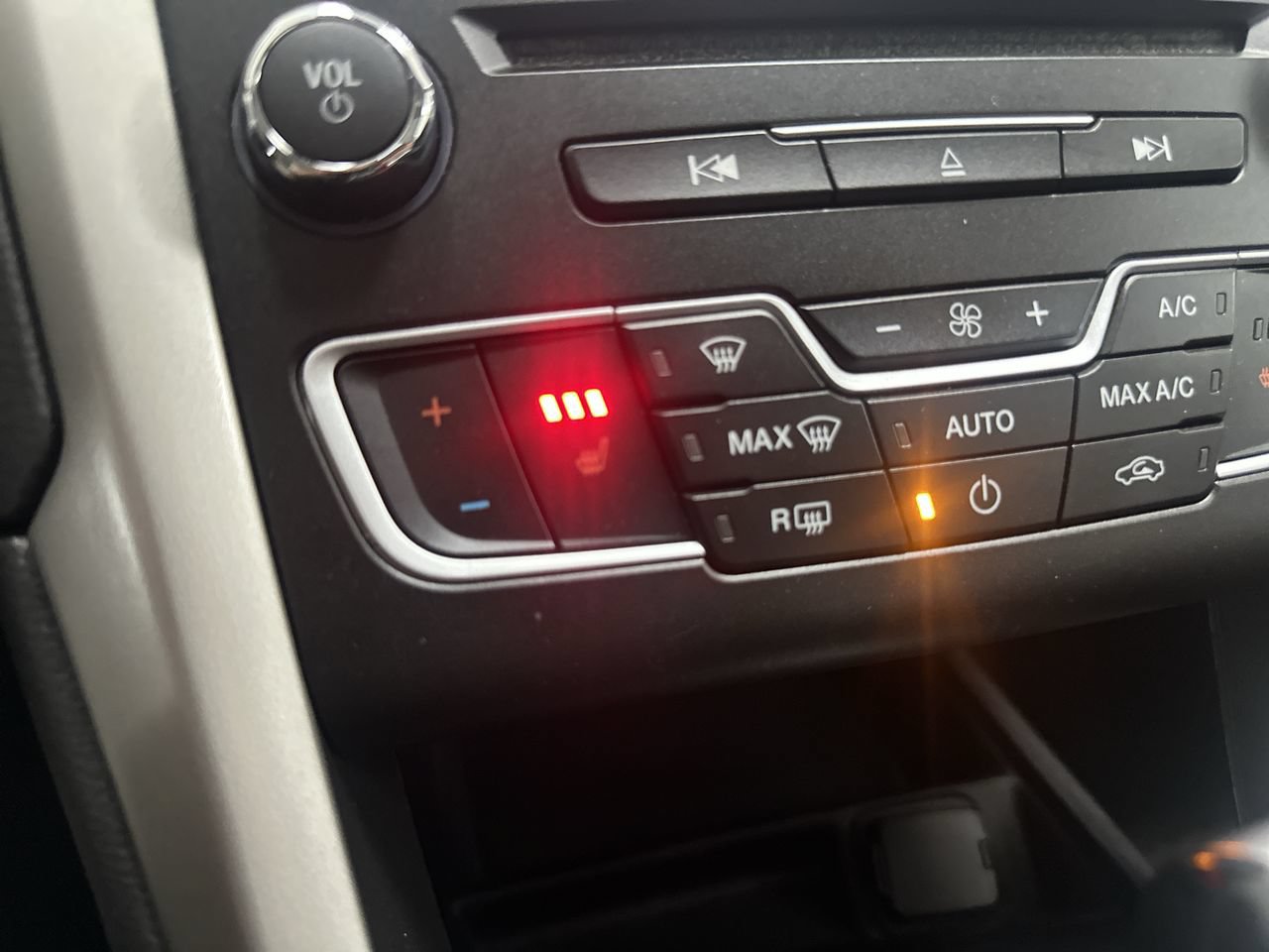 Used 2016 Ford Fusion SE w/ Equipment Group 202A FWD image 36