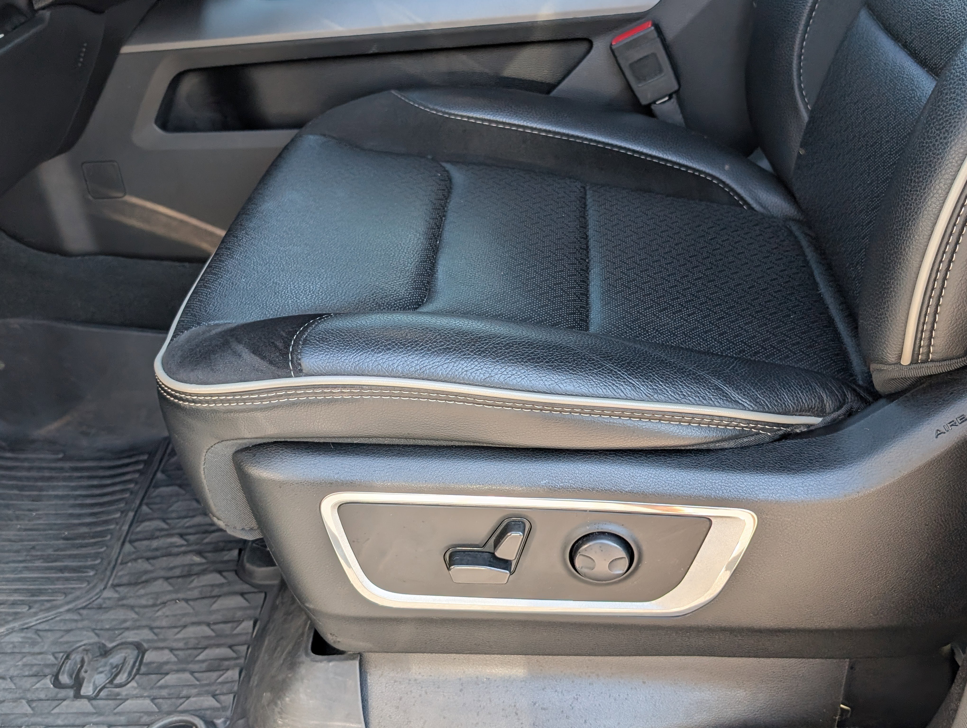 Used 2022 RAM 1500 Laramie w/ Sport Appearance Package image 14