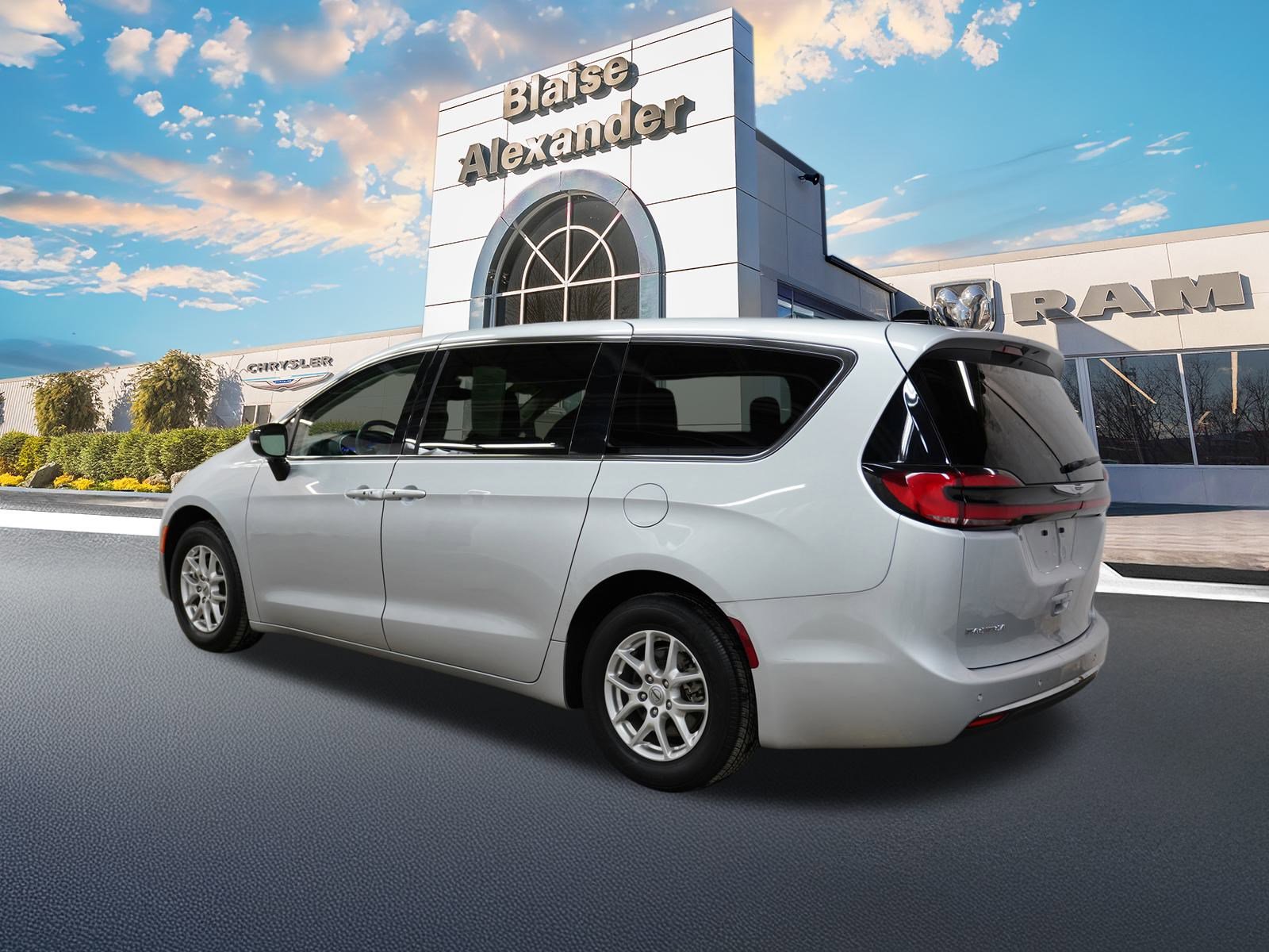 Used 2024 Chrysler Pacifica Touring-L FWD image 11