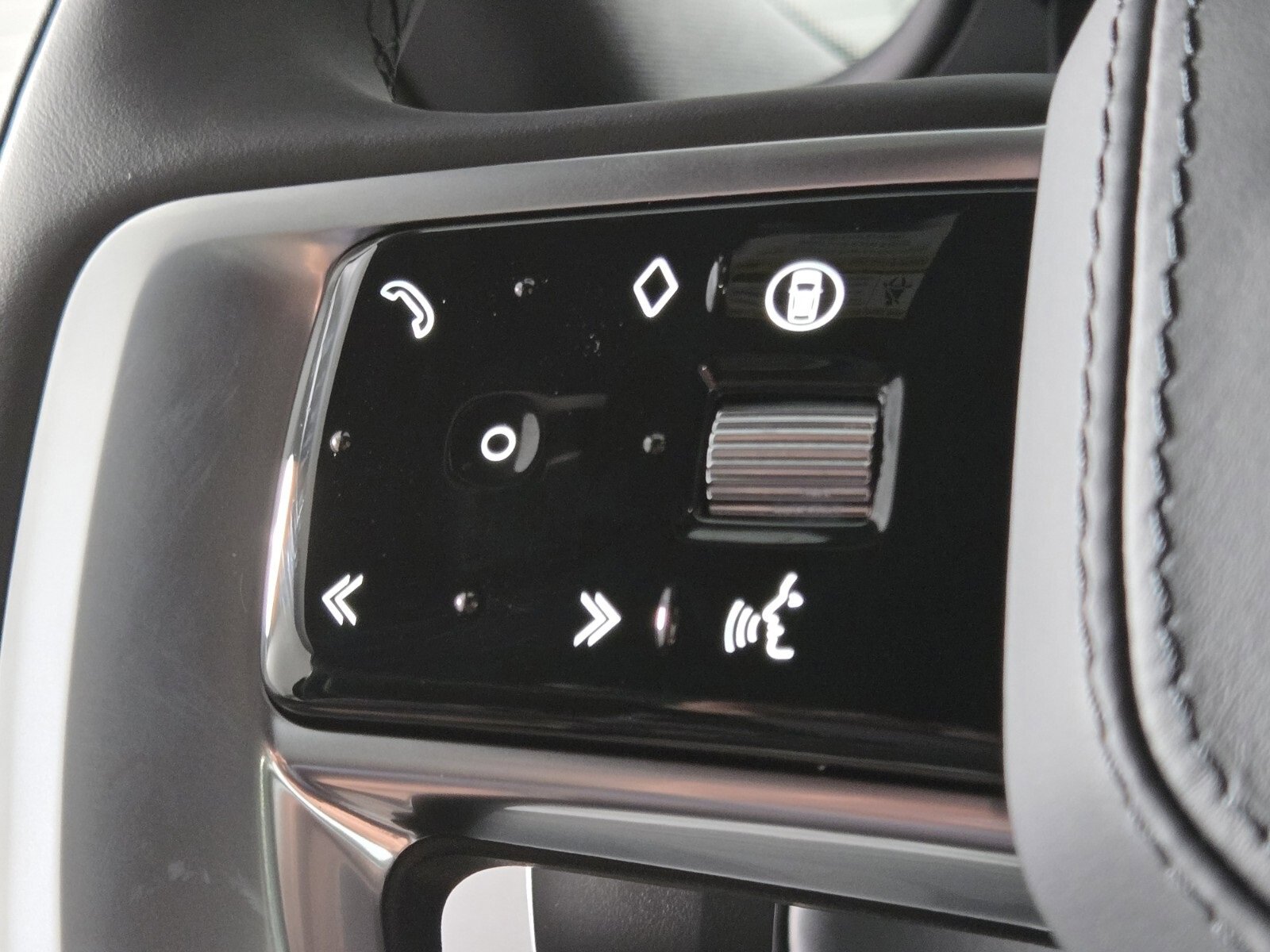 New 2025 Land Rover Range Rover SE image 24