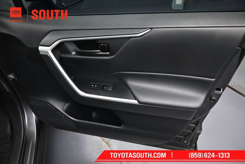 Used 2021 Toyota RAV4 LE AWD/4WD image 30
