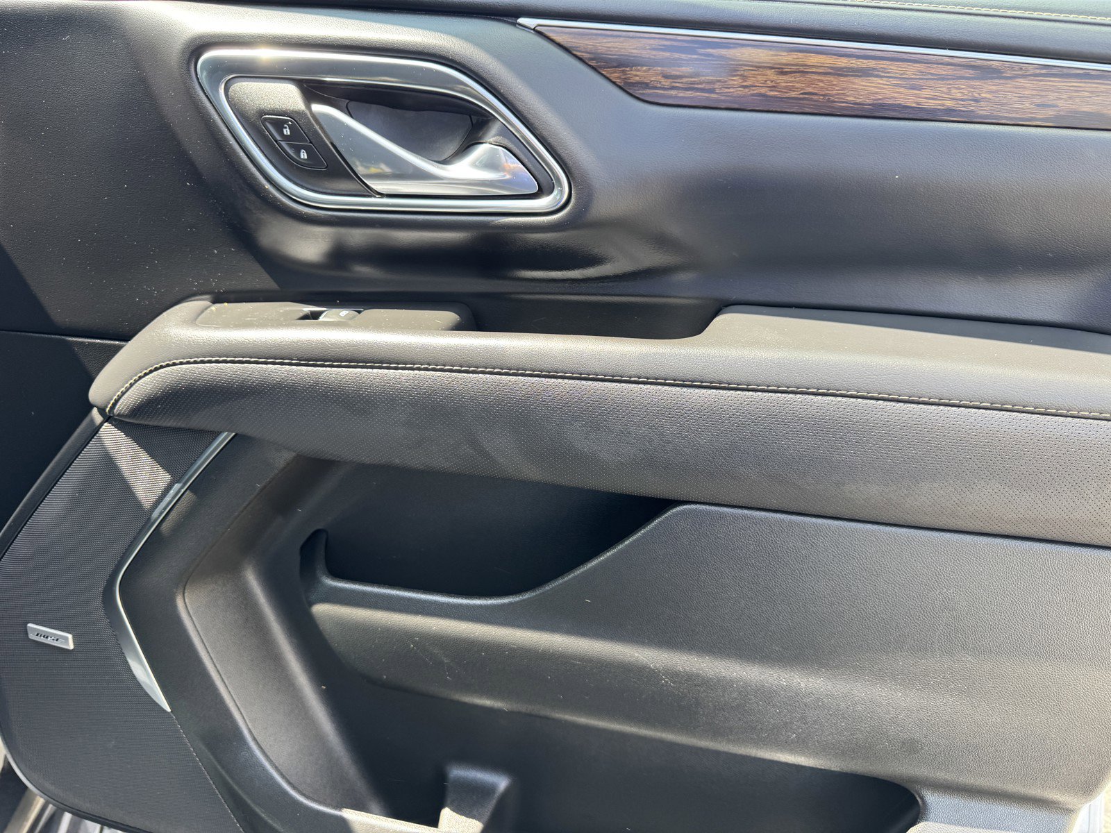 Used 2023 Chevrolet Suburban Premier image 9