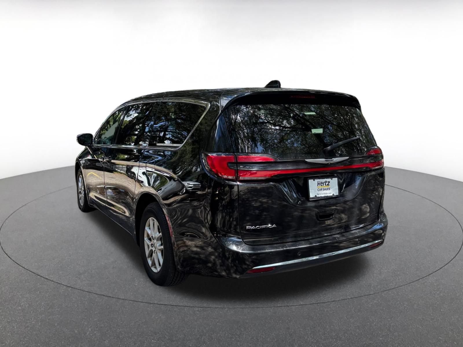 Used 2024 Chrysler Pacifica Touring-L FWD image 5