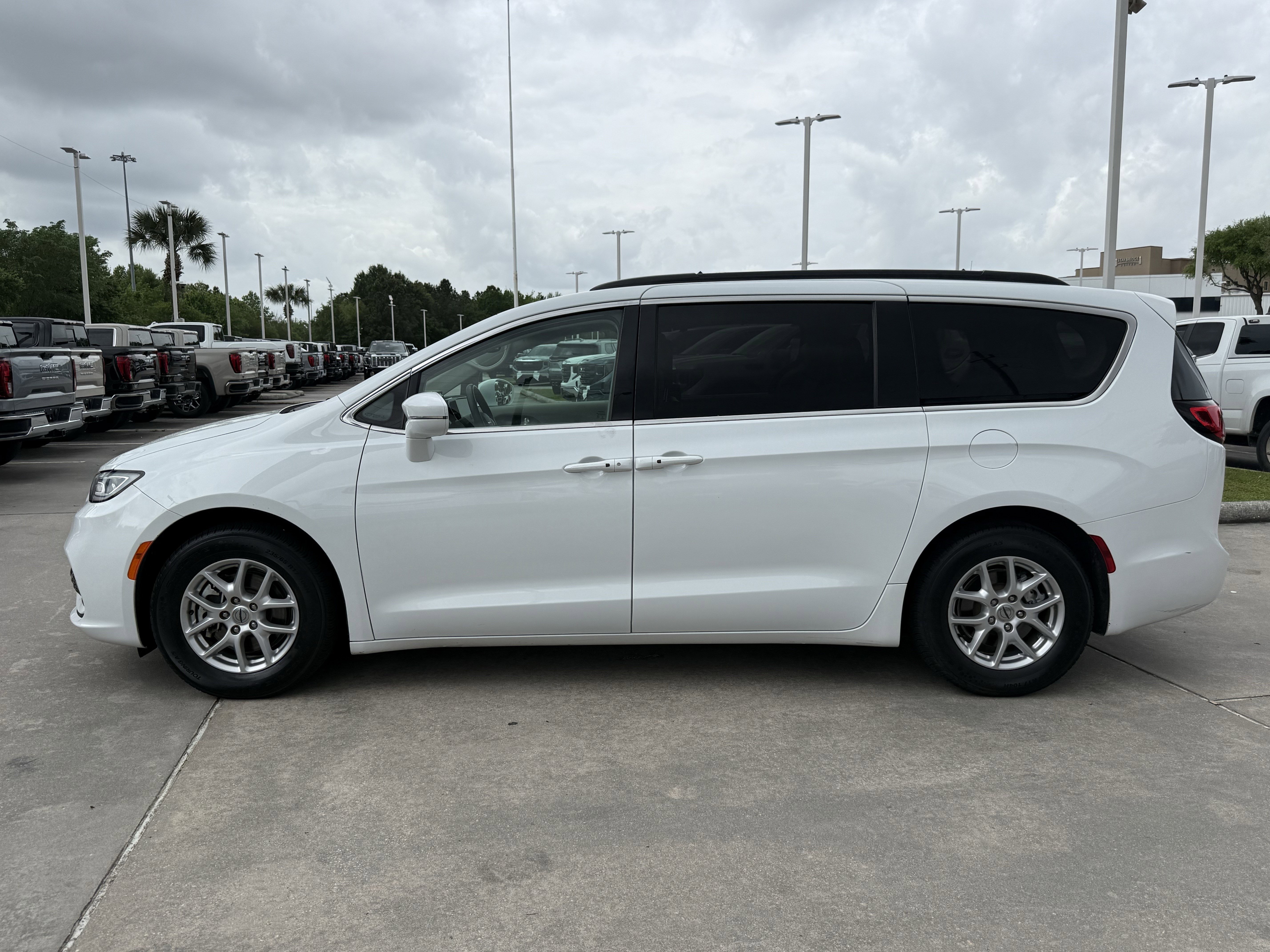 Used 2022 Chrysler Pacifica Touring-L image 8
