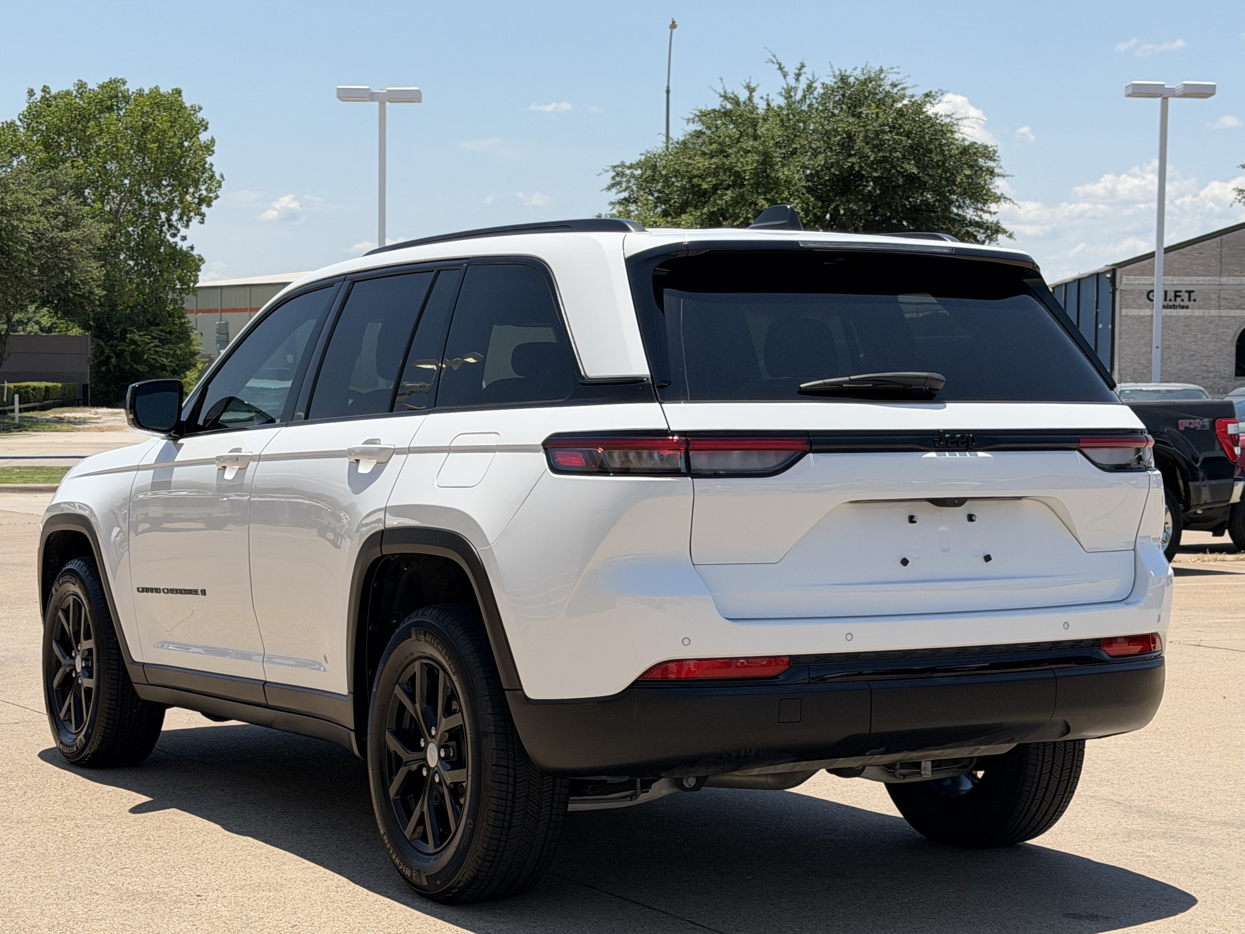 Used 2025 Jeep Grand Cherokee Altitude RWD image 5