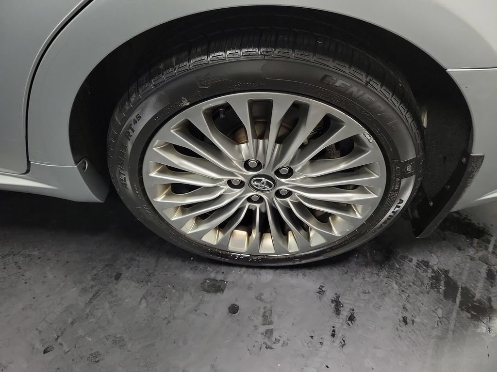 Used 2018 Toyota Avalon Limited w/ All Weather Liner Package FWD image 12