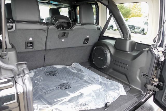 New 2026 Jeep Wrangler Unlimited Rubicon w/ Technology Group image 28