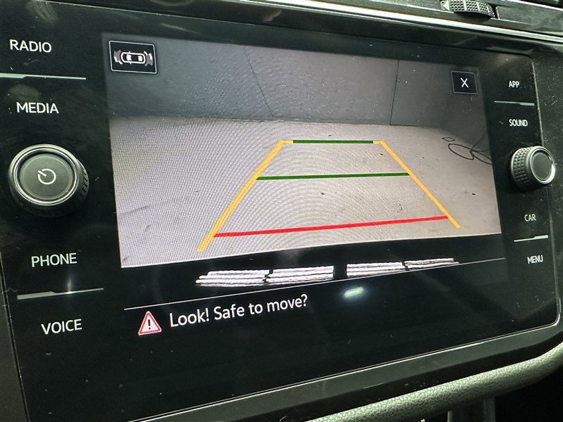 Used 2021 Volkswagen Tiguan SE w/ Panoramic Sunroof Package image 23