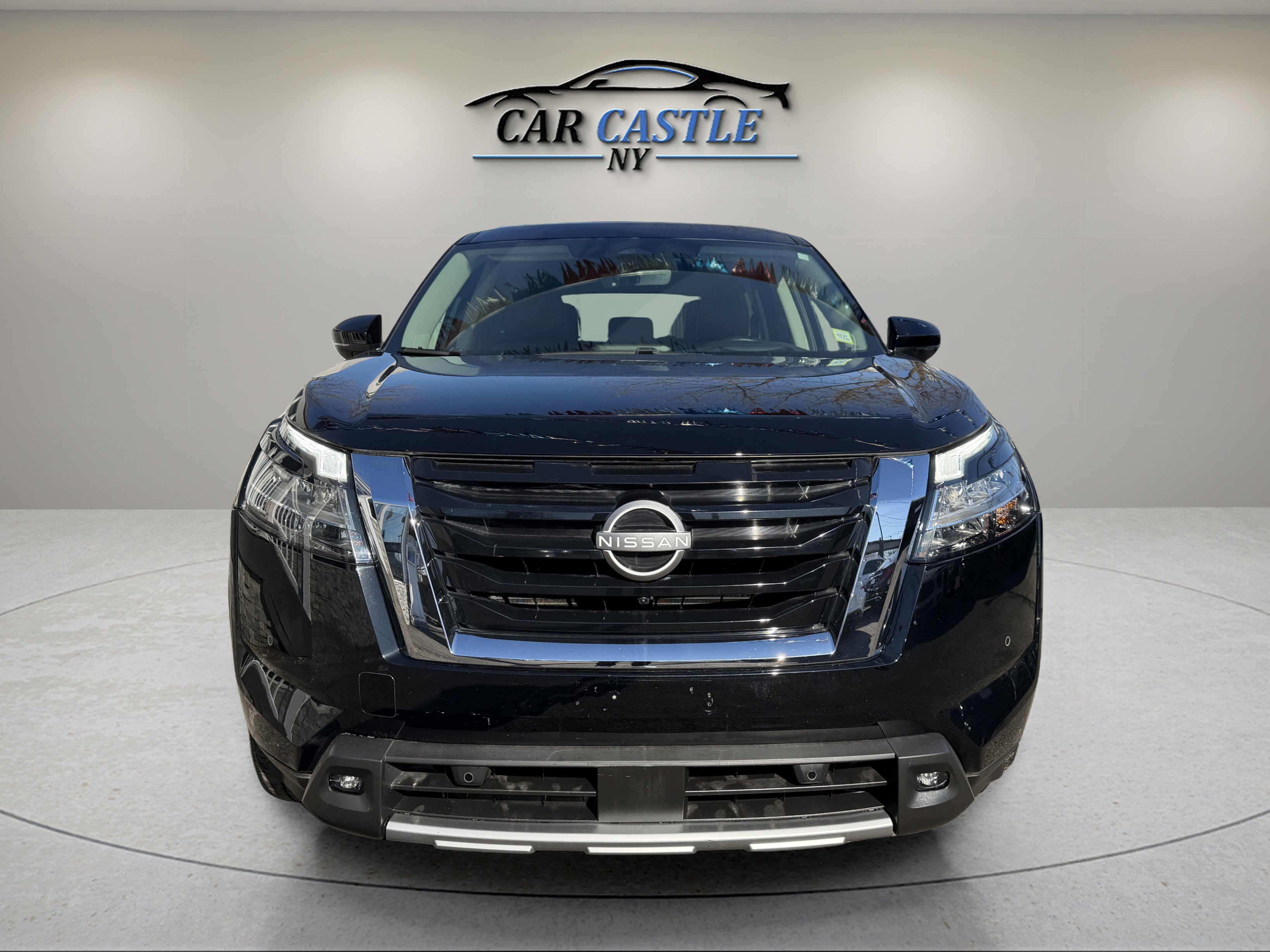 Used 2023 Nissan Pathfinder Platinum w/ Cargo Package image 2