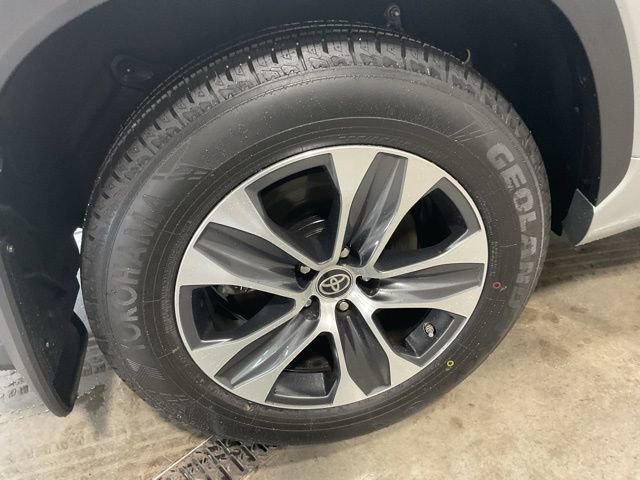 Used 2023 Toyota Highlander XLE image 7