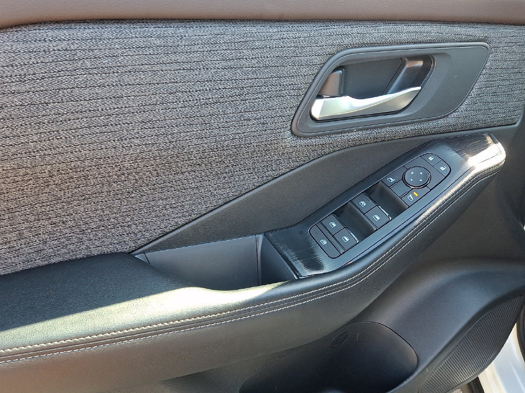 Used 2023 Nissan Rogue SV AWD/4WD image 12
