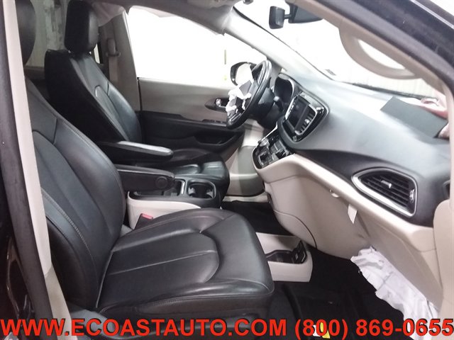 Used 2020 Chrysler Pacifica Touring-L image 14