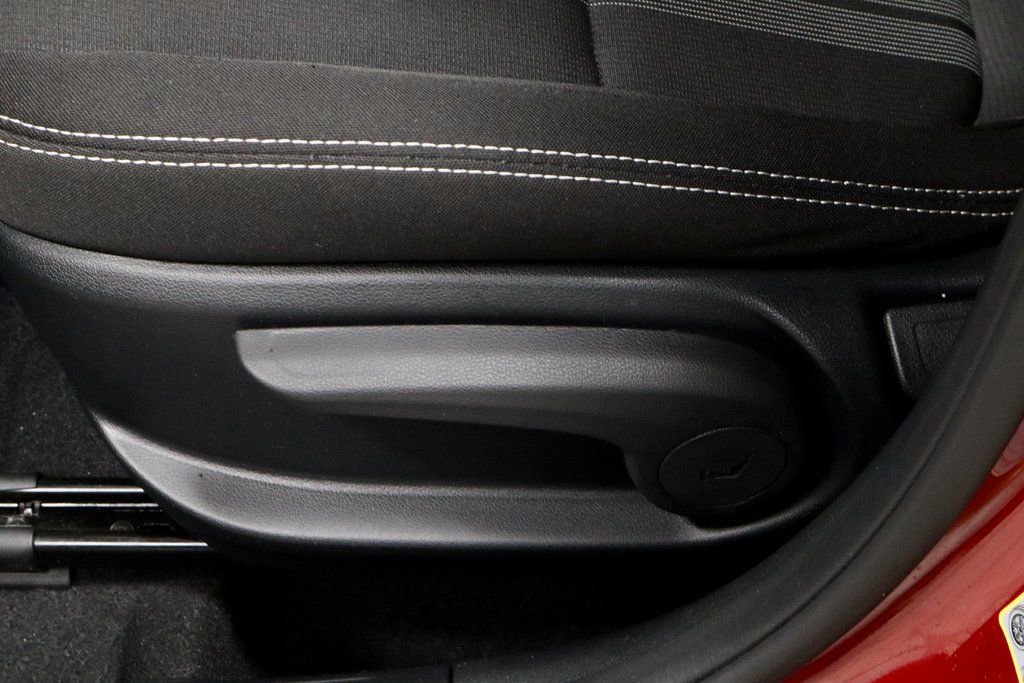 Certified 2025 Hyundai Venue SEL image 31