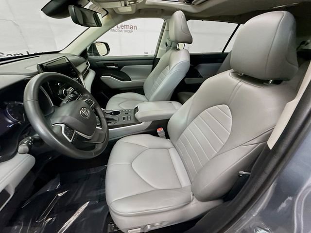 Used 2023 Toyota Highlander XLE AWD/4WD image 21