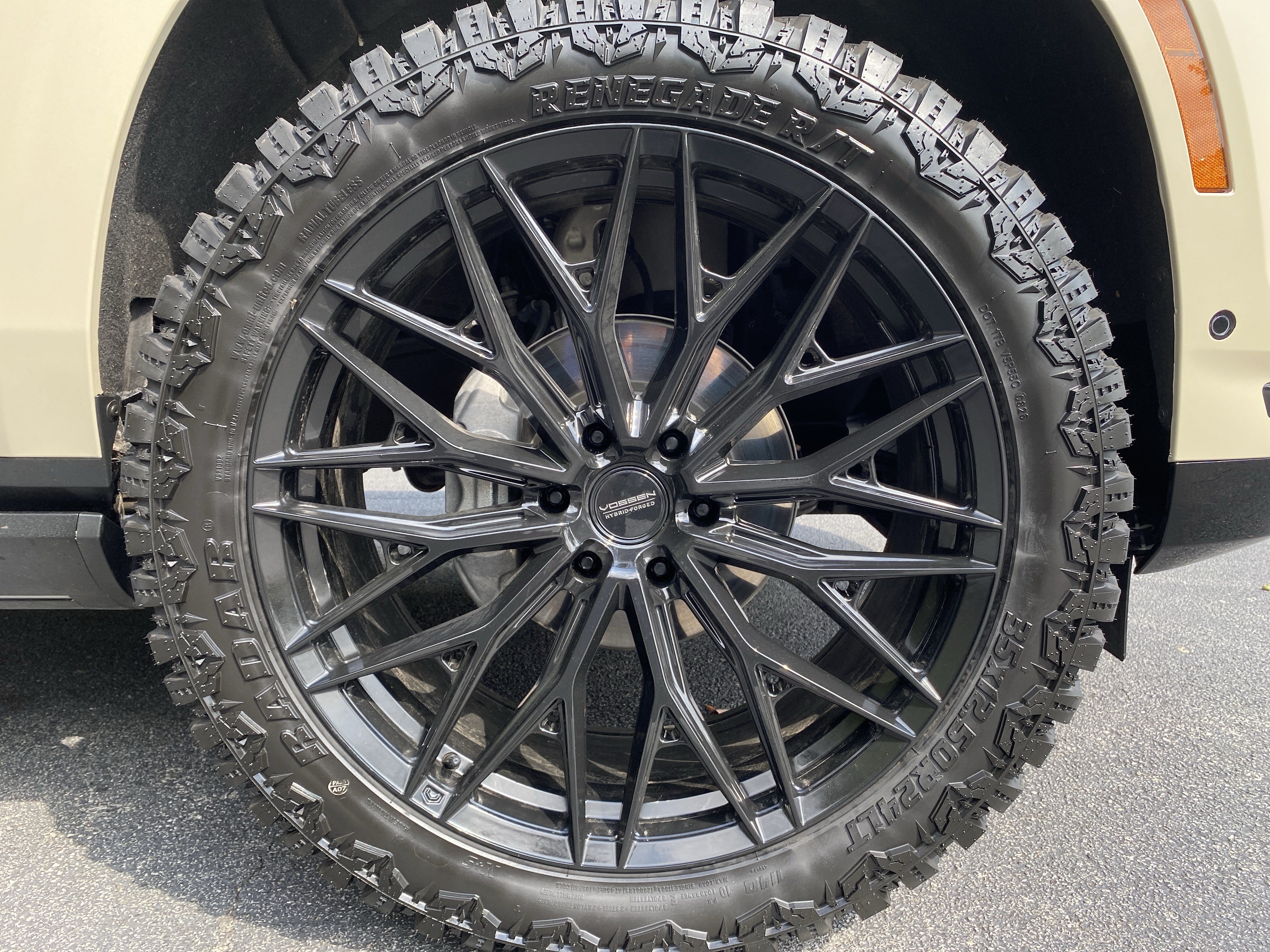 Used 2025 Cadillac Escalade Sport Platinum w/ LPO, Floor Liner Package AWD/4WD image 13