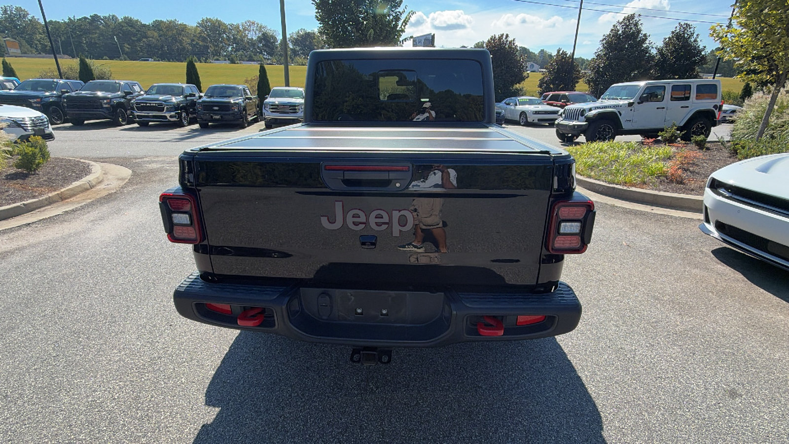 Used 2024 Jeep Gladiator Rubicon w/ Technology Group AWD/4WD image 9