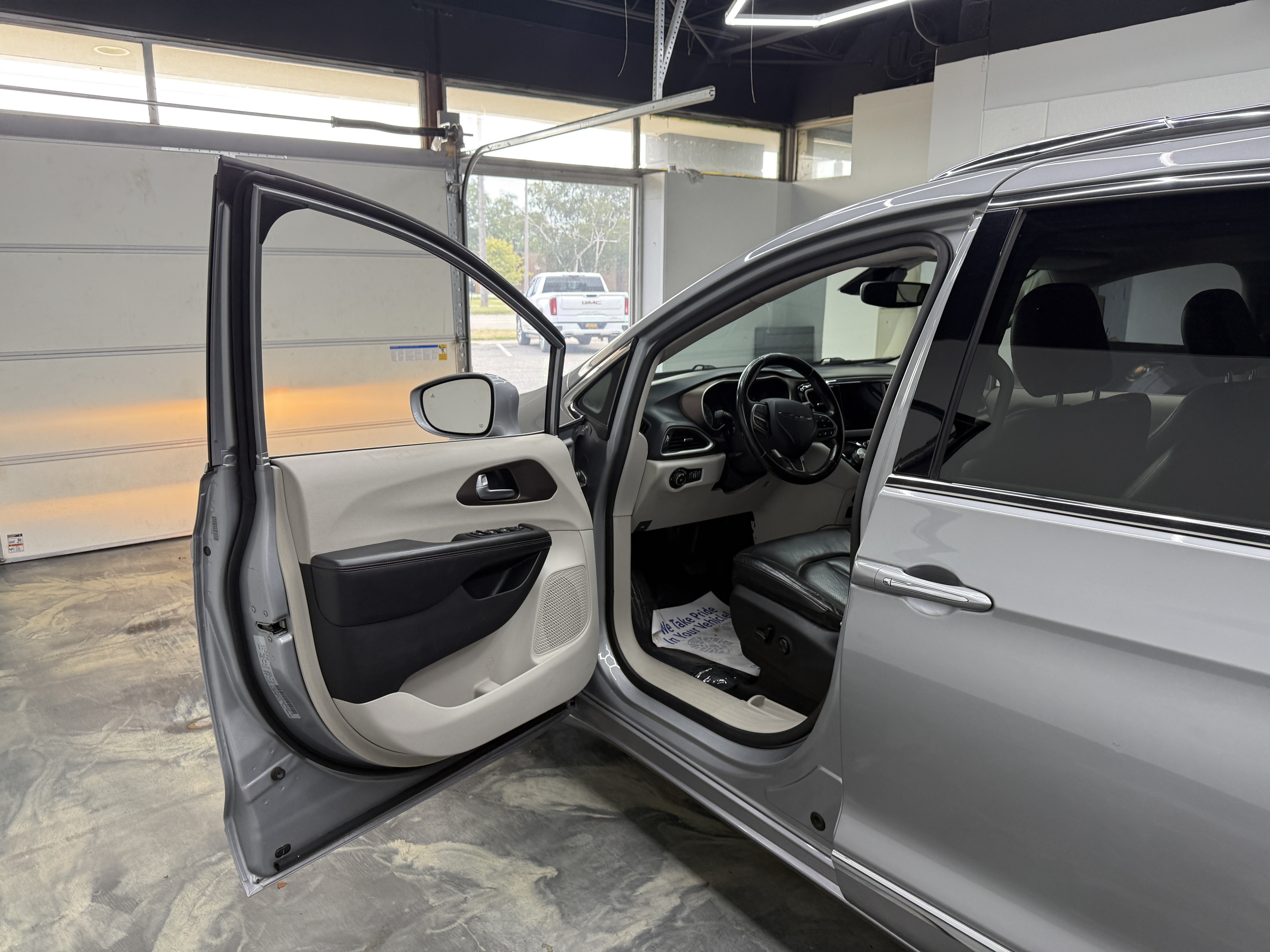 Used 2018 Chrysler Pacifica Touring-L w/ Advanced Safetytec Group FWD image 8