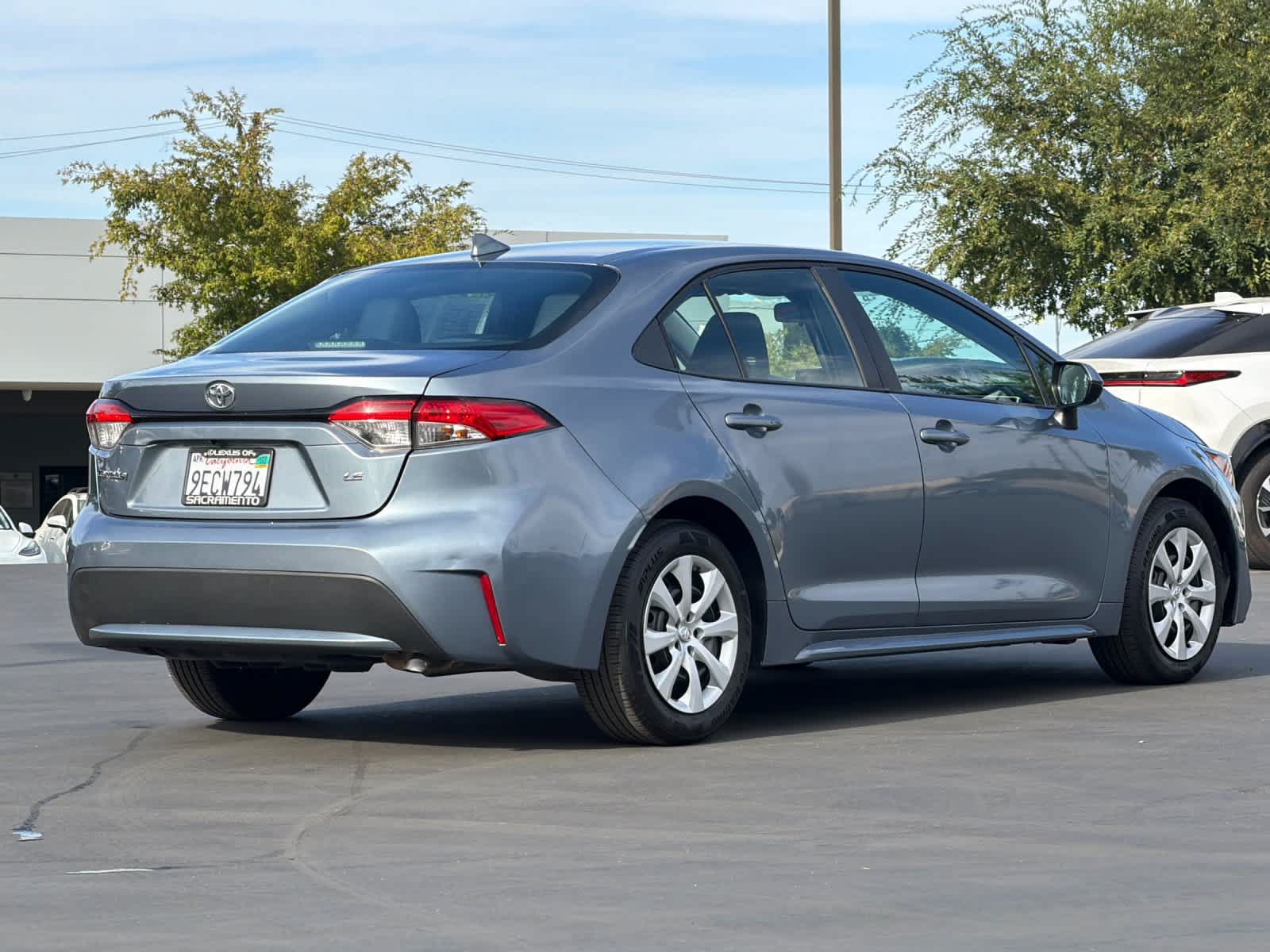 Used 2021 Toyota Corolla LE FWD image 2