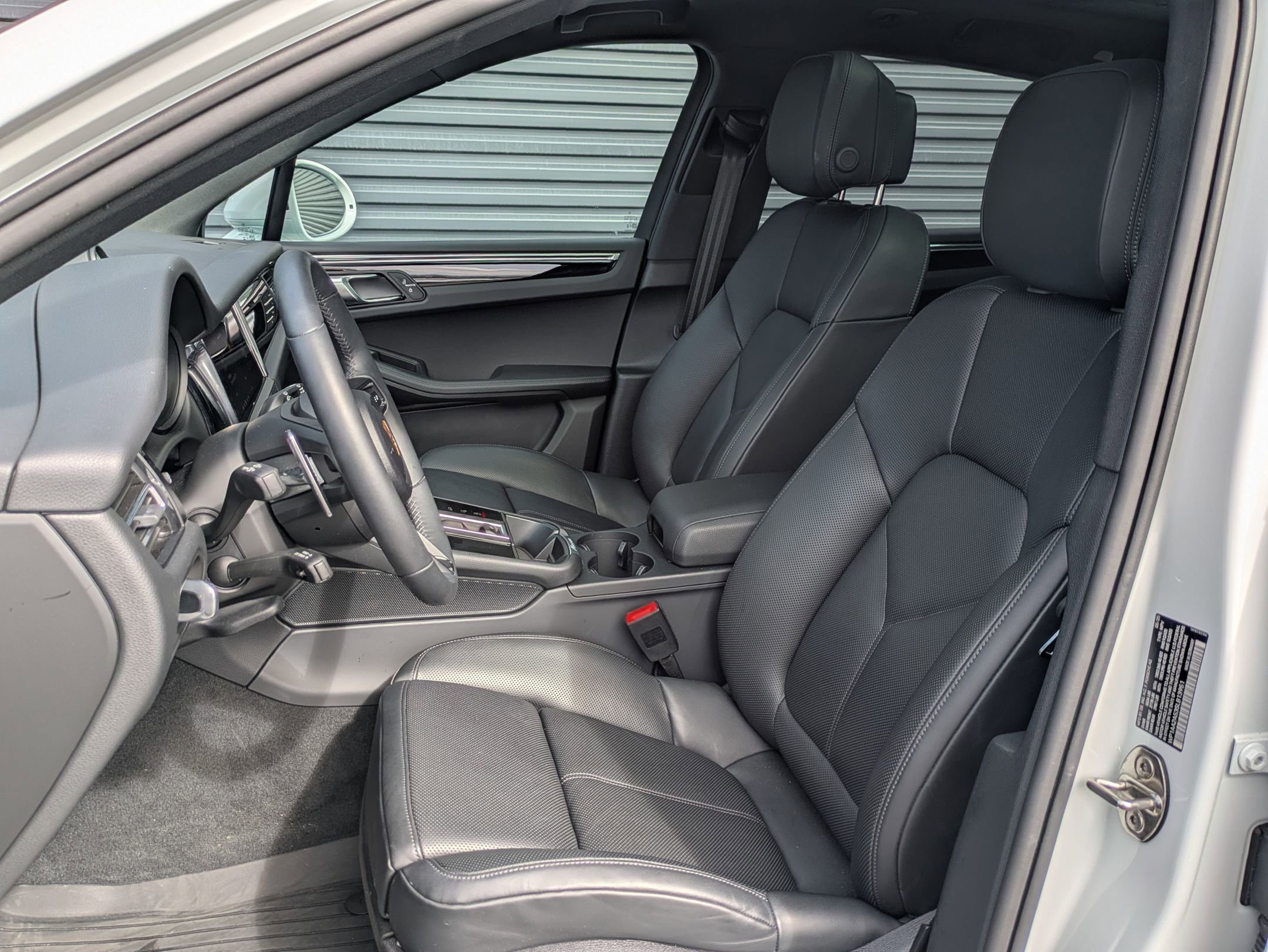 Certified 2025 Porsche Macan image 5